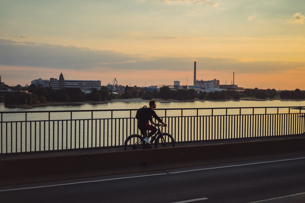 young-sports-man-bicycle-european-city-sports-urban-environments_72229-218
